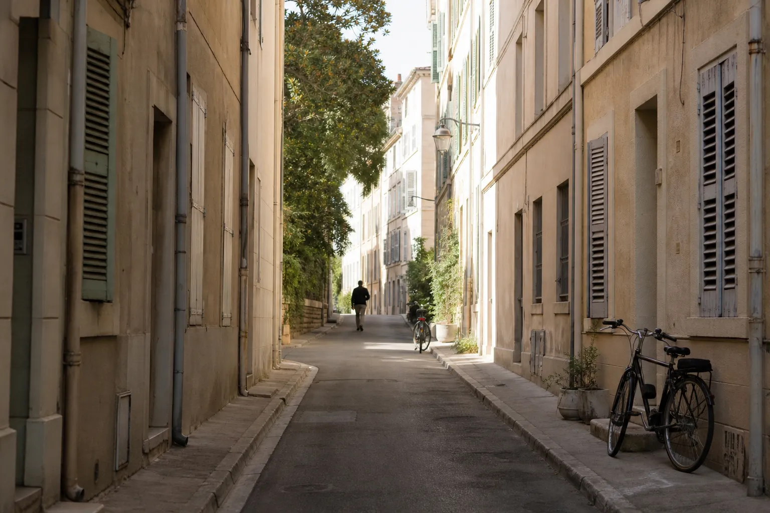 Rue calme d’un quartier résidentiel de Marseille, façades claires, lumière méridionale douce